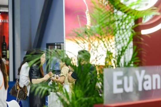 RCEP成員國企業(yè)亮相第三屆消博會。2023年4月12日，參觀者在新加坡企業(yè)余仁生的展臺了解產(chǎn)品。新華社記者王澤聰攝