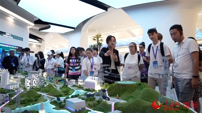 “上合小記者”在華為北京研究院參觀。實(shí)習(xí)生 方明軒攝