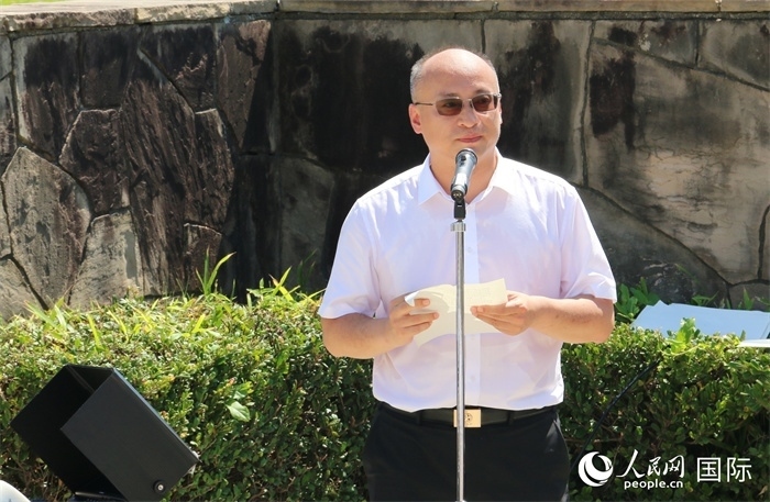 昆明市副市長安恩法在紀念儀式上致辭。人民網(wǎng) 許可攝