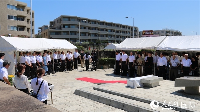 參加紀念活動者全體起立默禱。人民網(wǎng) 許可攝