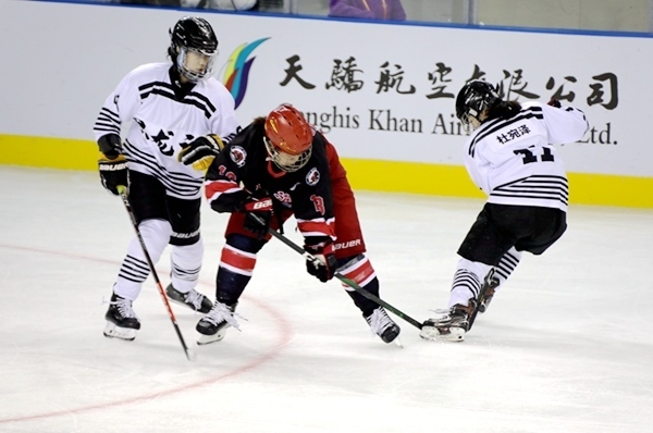 上海隊田博雅(中)與黑龍江隊杜宛澤爭搶。人民網(wǎng)記者 胡雪蓉攝