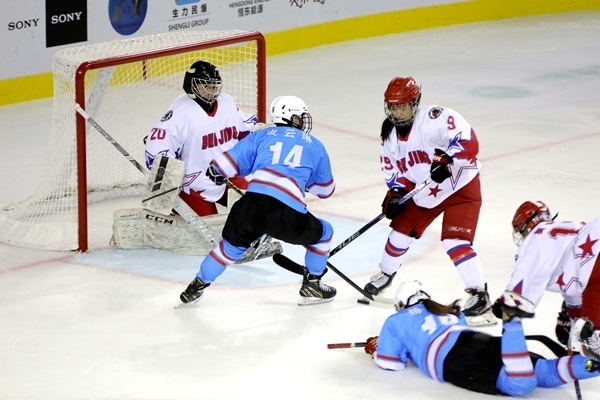 廣東隊球員與北京隊球員禁區(qū)混戰(zhàn)。人民網(wǎng)記者 胡雪蓉攝