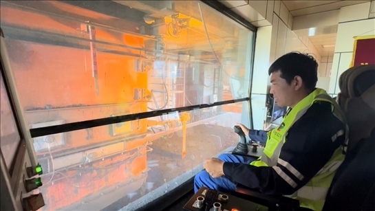 國家電投內(nèi)蒙古公司南露天煤礦裝車站司機石繼立的操縱下，一次性60噸的煤炭穩(wěn)穩(wěn)裝入車廂。人民網(wǎng) 金洪花攝