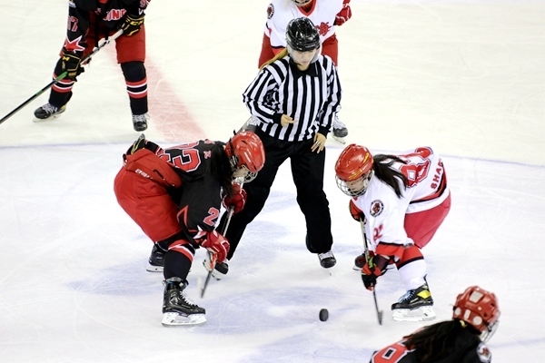 北京隊球員呂悅(左)與上海隊球員黃滟爭球。人民網(wǎng)記者 胡雪蓉攝