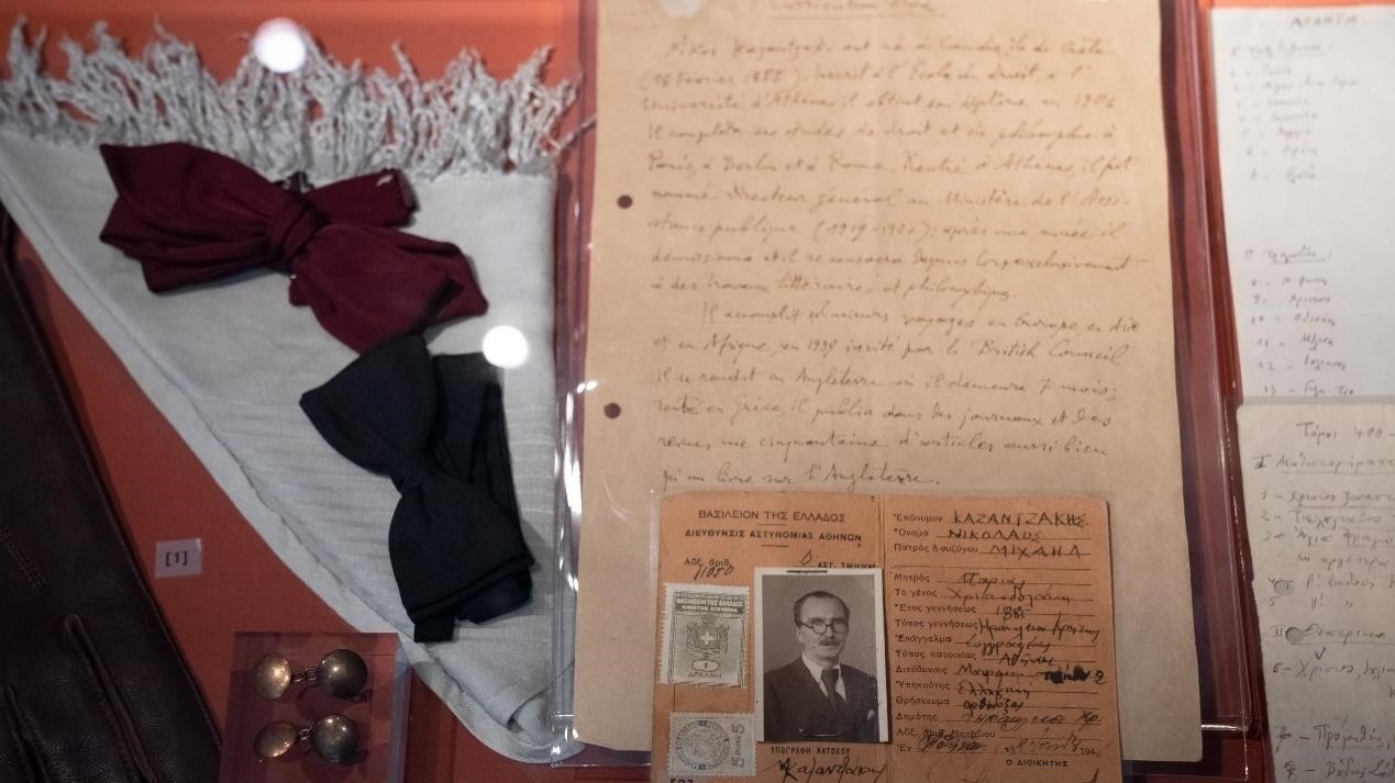 卡贊扎基斯的法語簡(jiǎn)歷。人民網(wǎng)記者 葛泰佚攝