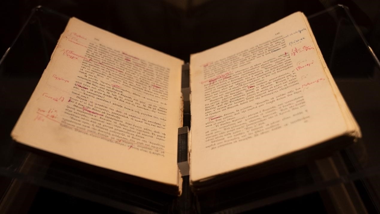 《希臘人左巴》初印后，卡贊扎基斯的修改批注。人民網(wǎng)記者 葛泰佚攝