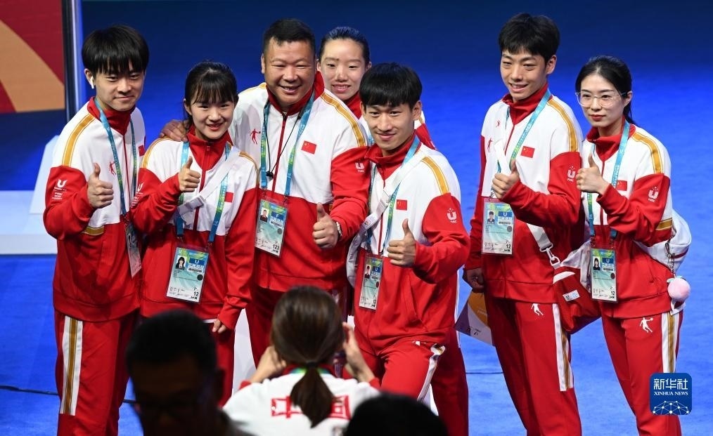 7月22日，中國(guó)代表團(tuán)部分成員在歡迎儀式后合影。新華社記者 王曦 攝