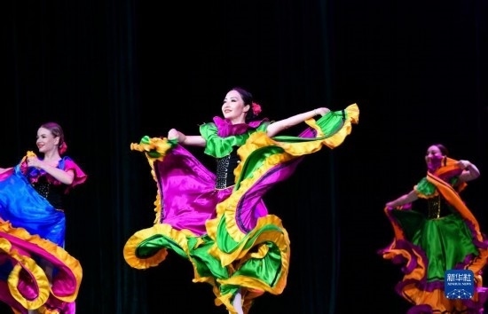 7月21日，哈薩克斯坦薩爾塔納國(guó)家舞蹈團(tuán)的演員在演出。