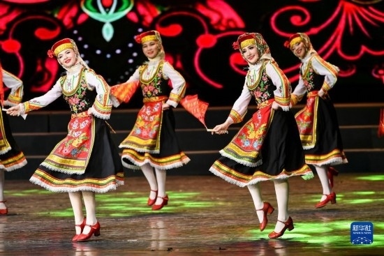 7月21日，哈薩克斯坦薩爾塔納國(guó)家舞蹈團(tuán)的演員在演出。