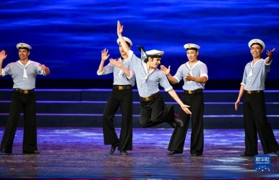 7月21日，哈薩克斯坦薩爾塔納國(guó)家舞蹈團(tuán)的演員在演出。