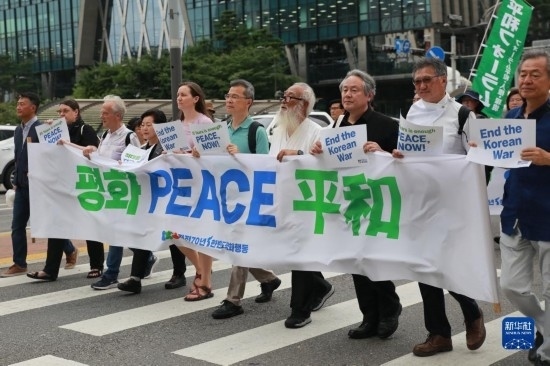 7月22日，在韓國(guó)首爾，人們手舉標(biāo)語(yǔ)參與反戰(zhàn)游行。新華社發(fā)（楊暢 攝）