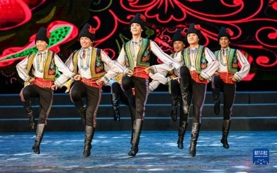 7月21日，哈薩克斯坦薩爾塔納國(guó)家舞蹈團(tuán)的演員在演出。