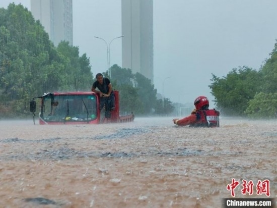湖北咸寧暴雨引發(fā)內(nèi)澇，消防營救疏散民眾 朱燕林 攝