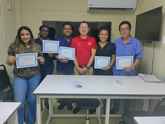 醫(yī)療隊成員與部分學(xué)員合影。第18期援圭亞那醫(yī)療隊供圖