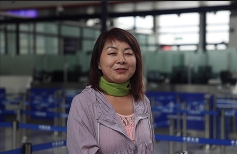 7月22日，曾經(jīng)在老撾瑯勃拉邦工作過(guò)3年的加拿大華僑孫月玲乘坐中老鐵路國(guó)際旅客列車從中國(guó)出境。衛(wèi)海林 攝