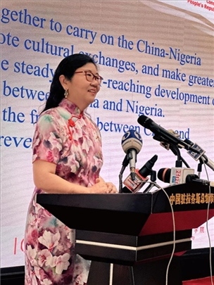 中國(guó)駐拉各斯總領(lǐng)館總領(lǐng)事嚴(yán)宇清致辭。駐拉各斯總領(lǐng)館供圖