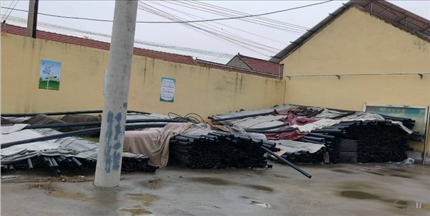 至今仍堆放在村委會院里的自來水管道。 人民網(wǎng)記者 金慧慧攝