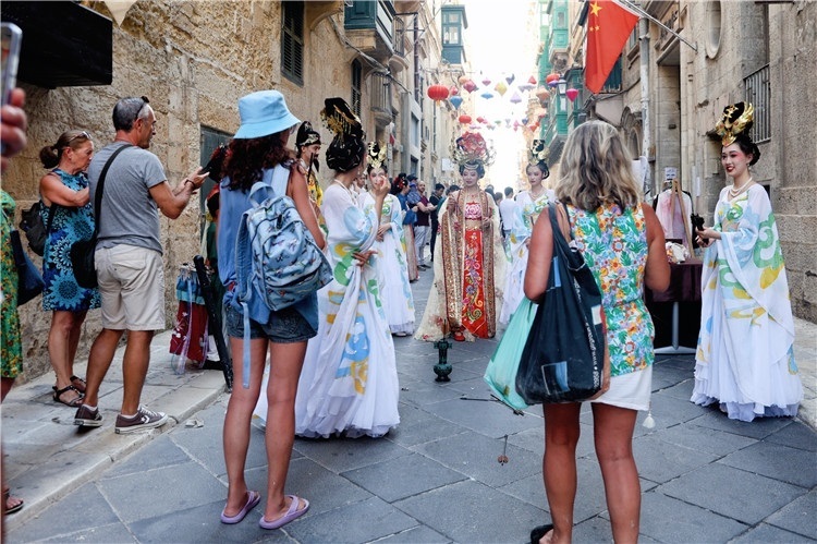 圖為花燈點亮儀式現(xiàn)場。 馬耳他中國文化中心供圖