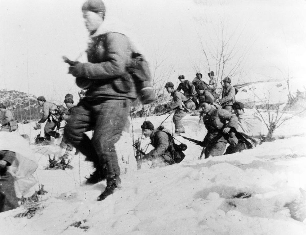 △中國人民志愿軍戰(zhàn)士向美軍進(jìn)攻的情形（1951年攝）。