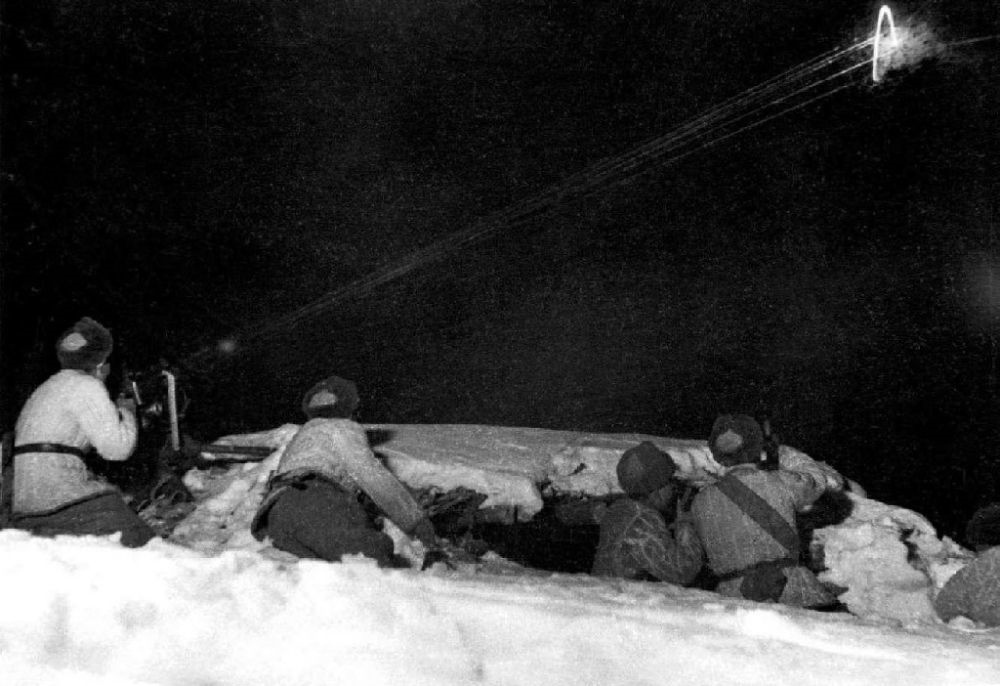  ↑1950年12月，在朝鮮長津湖，中國人民志愿軍第27軍連隊機槍手向美軍陣地射擊。新華社發(fā)（張崇岫 攝）