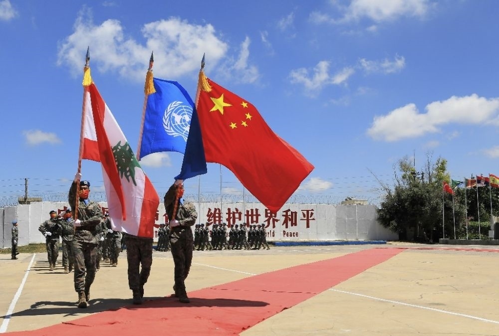 ↑在黎巴嫩南部辛尼亞村的中國維和部隊營區(qū)，中國維和部隊官兵在受勛后通過觀禮臺（2022年7月1日攝）。新華社記者 劉宗亞 攝