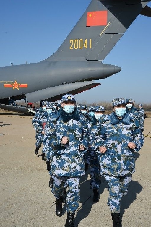 ↑2020年2月17日，一批軍隊支援湖北醫(yī)療隊員抵達武漢天河機場。新華社記者 黎云 攝