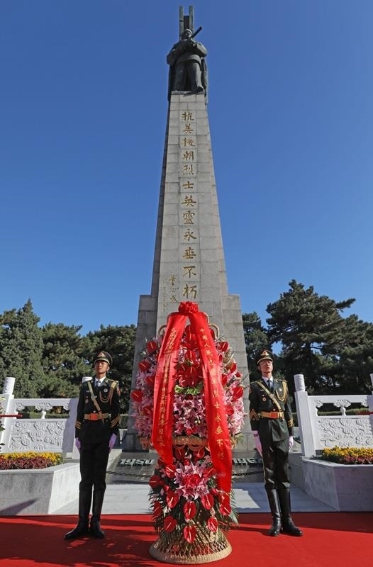 △2020年10月23日紀(jì)念中國人民志愿軍抗美援朝出國作戰(zhàn)70周年大會(huì)召開前，以習(xí)近平總書記名義敬獻(xiàn)花籃儀式在遼寧沈陽抗美援朝烈士陵園、丹東抗美援朝紀(jì)念塔等地隆重舉行。圖為在遼寧沈陽抗美援朝烈士陵園舉行的敬獻(xiàn)花籃儀式。