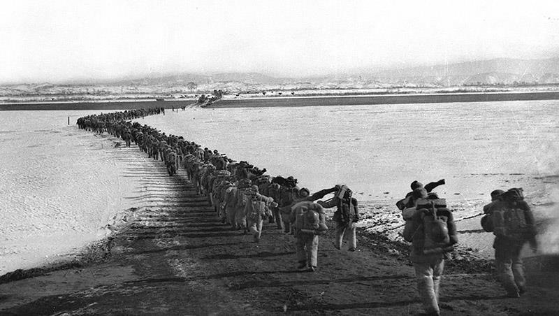 △1950年10月，抗美援朝志愿軍隊(duì)伍雄赳赳、氣昂昂跨過鴨綠江。
