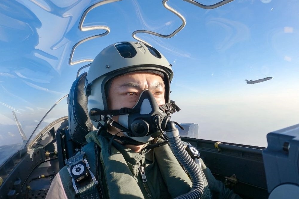 ↑全國人大代表、“強軍先鋒飛行大隊”大隊長高中強進行編隊飛行訓(xùn)練（2023年2月9日攝）。新華社發(fā)（姜皓元 攝）