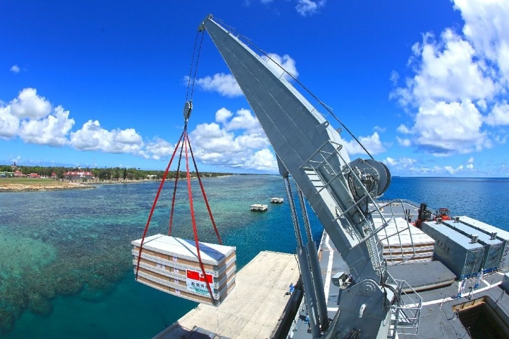 ↑赴湯加執(zhí)行運送救災(zāi)物資任務(wù)的中國海軍艦艇編隊在努庫阿洛法港卸載移動板房（2022年2月19日攝）。新華社發(fā)（薛成清 攝）
