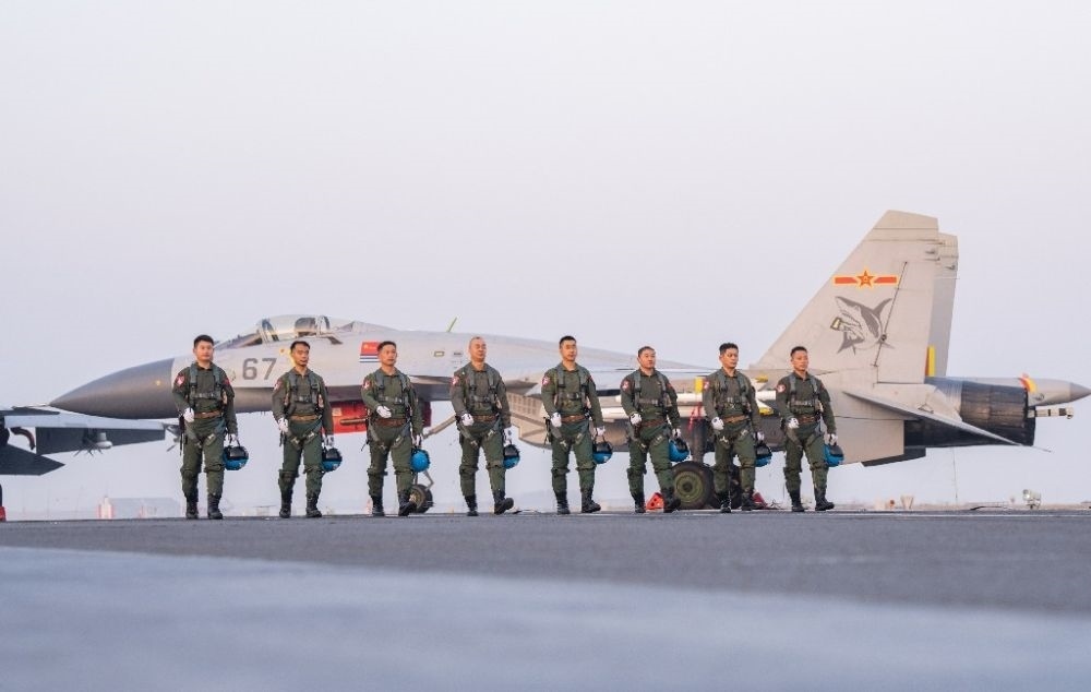 ↑海軍航空大學(xué)某基地艦載機飛行教官群體（2021年12月11日攝）。新華社發(fā)（萬全 攝）