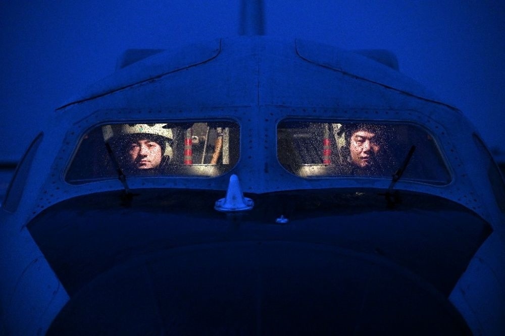 ↑空軍航空兵某團飛行二大隊飛行員準備夜間飛行（2023年2月17日攝）。新華社發(fā)（余紅春 攝）