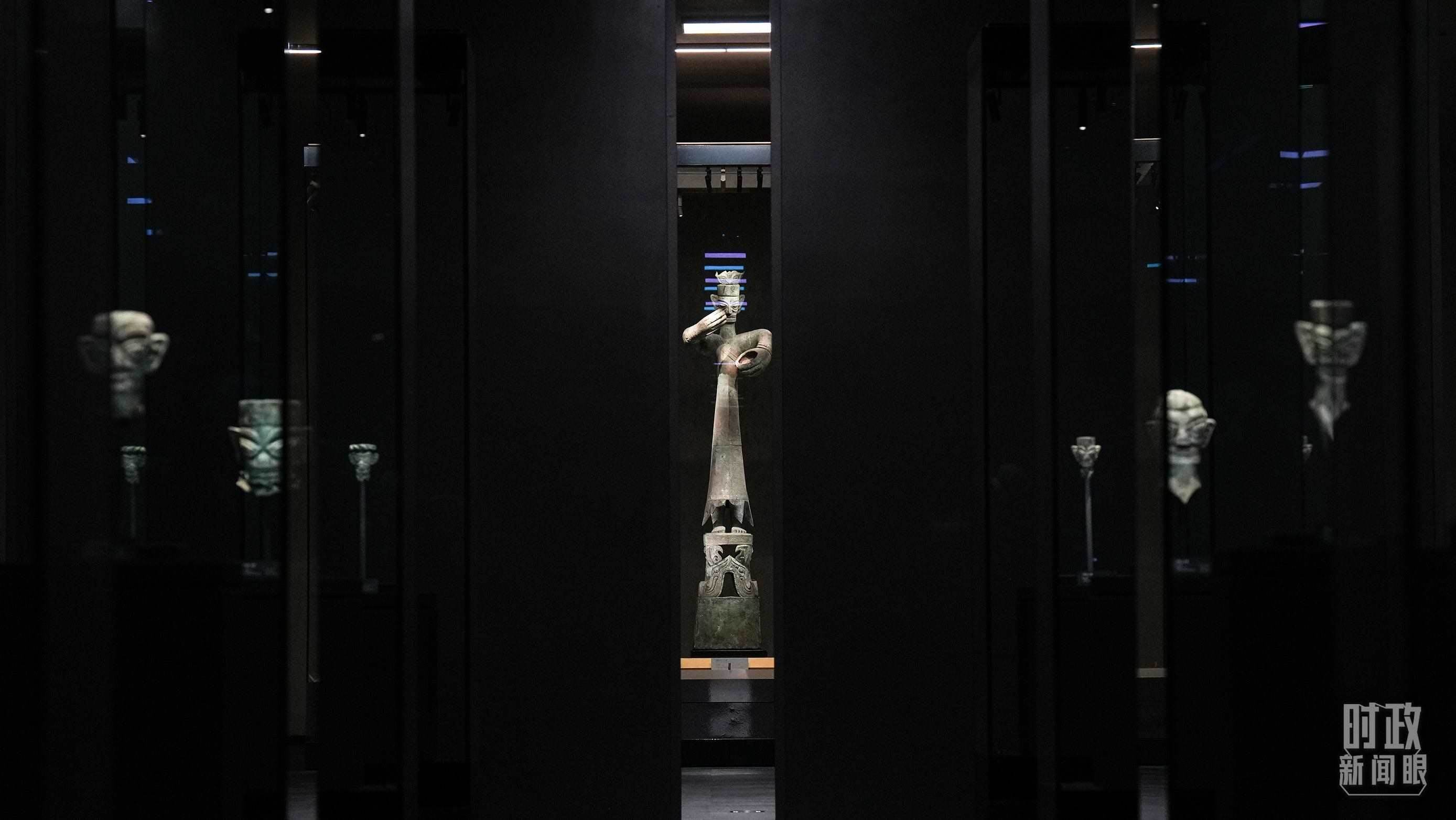 △三星堆出土的青銅大立人像。（總臺(tái)國廣記者李晉拍攝）