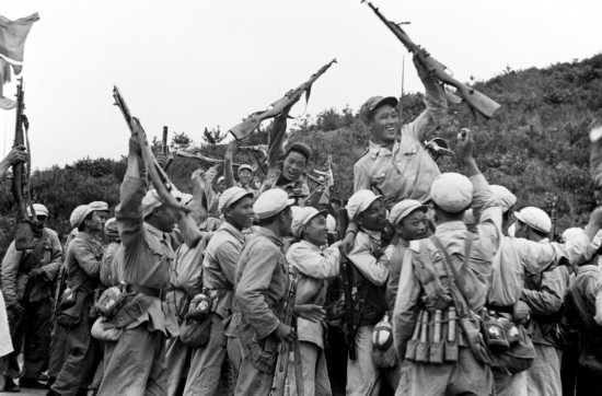  這是中國人民志愿軍和朝鮮人民軍一起歡慶戰(zhàn)斗勝利。新華社發(fā)（資料照片）