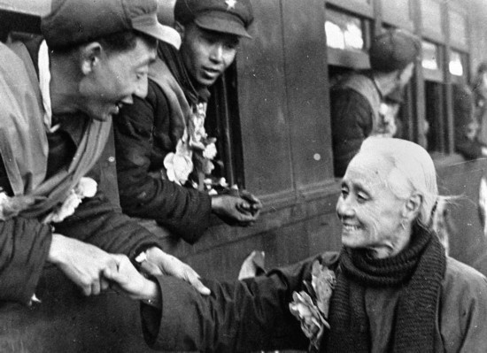 全國的鐵路工人們，一批批地志愿前往朝鮮前線工作，這是隴海路的鐵路工人魏志杰在臨行時和他母親告別的情形。新華社發(fā)（資料照片）