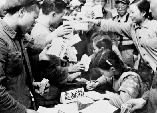 全國各地工商界踴躍捐獻款項，支援志愿軍。這是重慶市工商業(yè)者捐獻的情形。新華社發(fā)（資料照片）