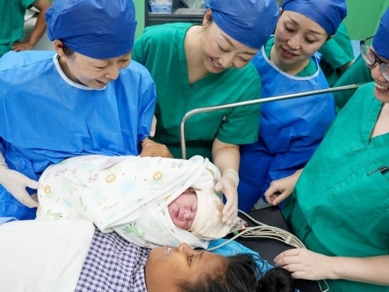 中國海軍“和平方舟”號醫(yī)院船在基里巴斯為29歲的塔拉瓦居民德阿瑞接生了一名“和平寶寶”（2023年7月16日攝）。新華社發(fā)（劉偉 攝）