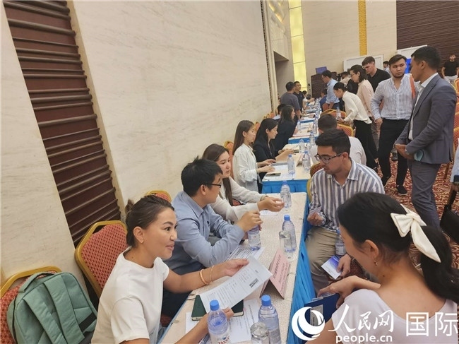 圖為中企代表與哈留華畢業(yè)生現(xiàn)場(chǎng)交流。人民網(wǎng)記者 李強(qiáng)攝