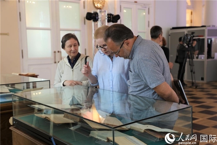 中俄圖書館論壇嘉賓共同參觀由俄羅斯國立列寧圖書館舉辦的館藏中國古籍善本圖書展。人民網(wǎng)記者 隋鑫攝