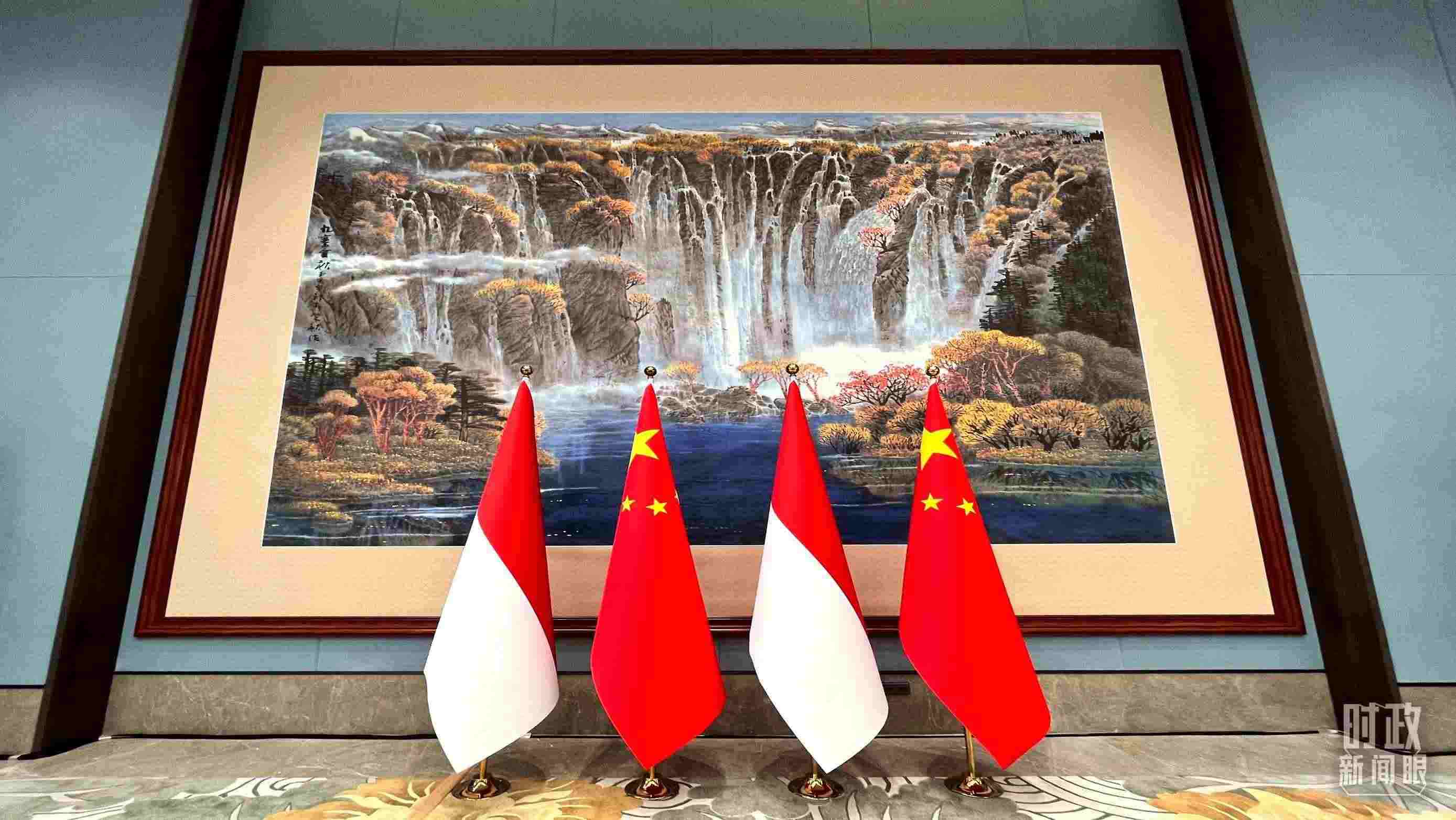 會見現(xiàn)場的中印尼兩國國旗。（總臺央視記者張垚拍攝）