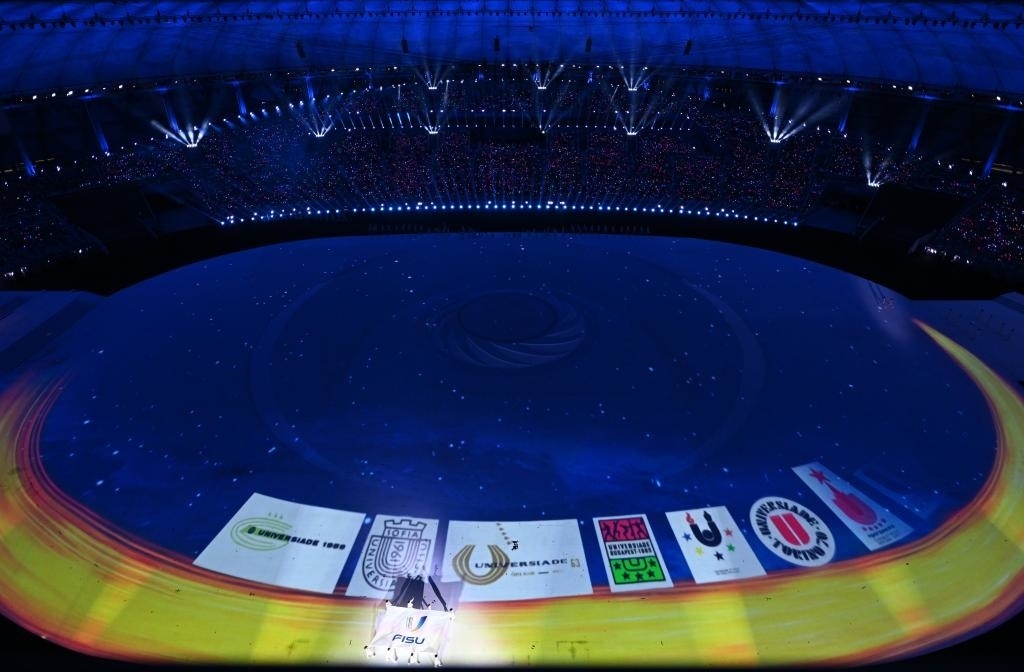 7月28日，國際大學(xué)生體育聯(lián)合會會旗在開幕式上入場。新華社記者劉磊攝