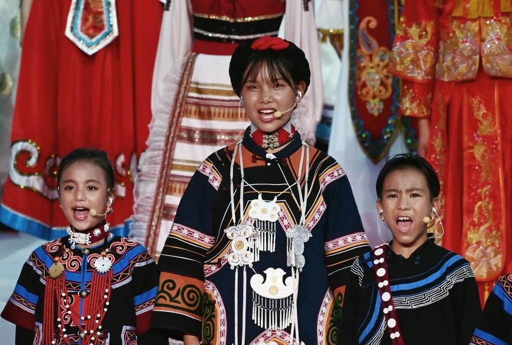 7月28日，吉好有果（中）在開幕式上表演。新華社記者陳澤國攝