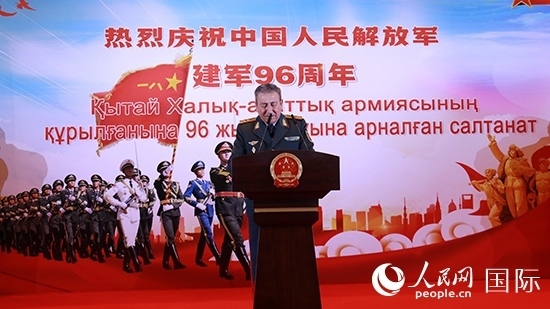 哈國防部副部長卡馬列特季諾夫中將發(fā)表致辭。人民網(wǎng)記者 李強攝