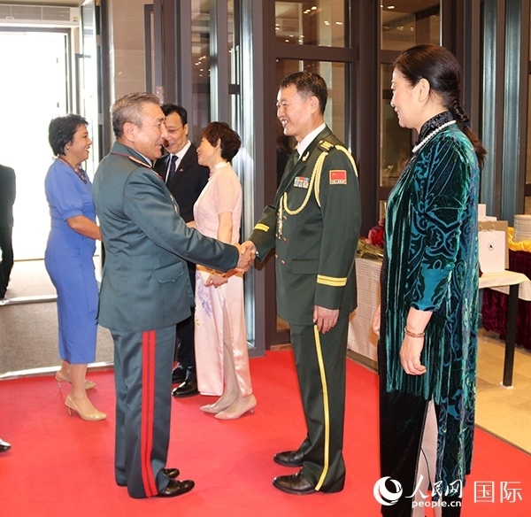 國防武官胡德君大校迎接賓客。人民網(wǎng)記者李強攝