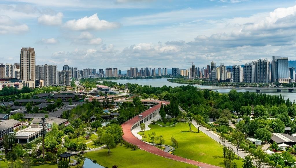 4月30日拍攝的天漢濕地公園景色。新華社發(fā)（李偉 攝）