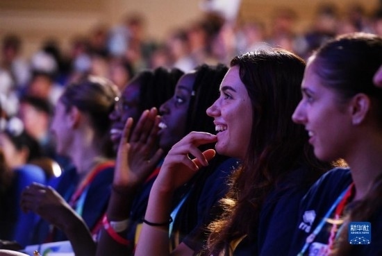 7月29日，外國運動員在聯(lián)歡會現(xiàn)場觀看節(jié)目。新華社記者 張端 攝