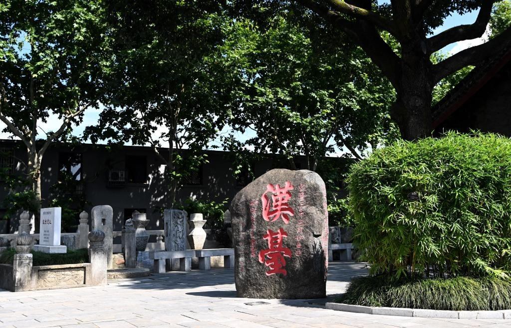 近日拍攝的陜西省漢中市博物館內(nèi)的“漢臺”石碑。新華社記者 劉瀟 攝