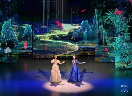 7月29日，演員在聯(lián)歡會現(xiàn)場演唱。新華社記者 蔡湘鑫 攝