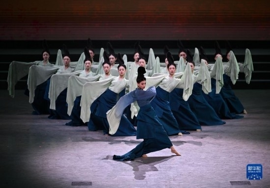 7月29日，演員在聯(lián)歡會現(xiàn)場表演《只此青綠》。新華社記者 蔡湘鑫 攝