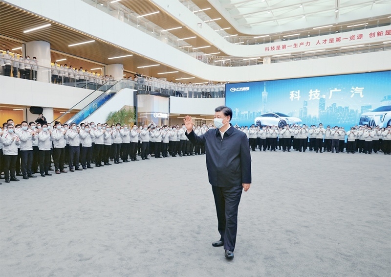 2023年4月10日至13日，中共中央總書記、國家主席、中央軍委主席習(xí)近平在廣東考察。這是12日下午，習(xí)近平在廣汽研究院向職工們揮手致意。 新華社記者 鞠鵬/攝